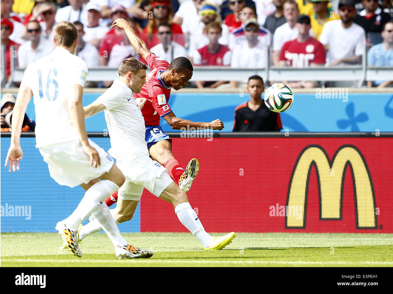Belo Horizonte, Brazil. 24th June, 2014. Costa Rica's Roy Miller (R) shoots the ball during a Group D match between Costa Rica and England of 2014 FIFA World Cup at the Estadio Mineirao Stadium in Belo Horizonte, Brazil, on June 24, 2014. © Liu Bin/Xinhua/Alamy Live News Stock Photo