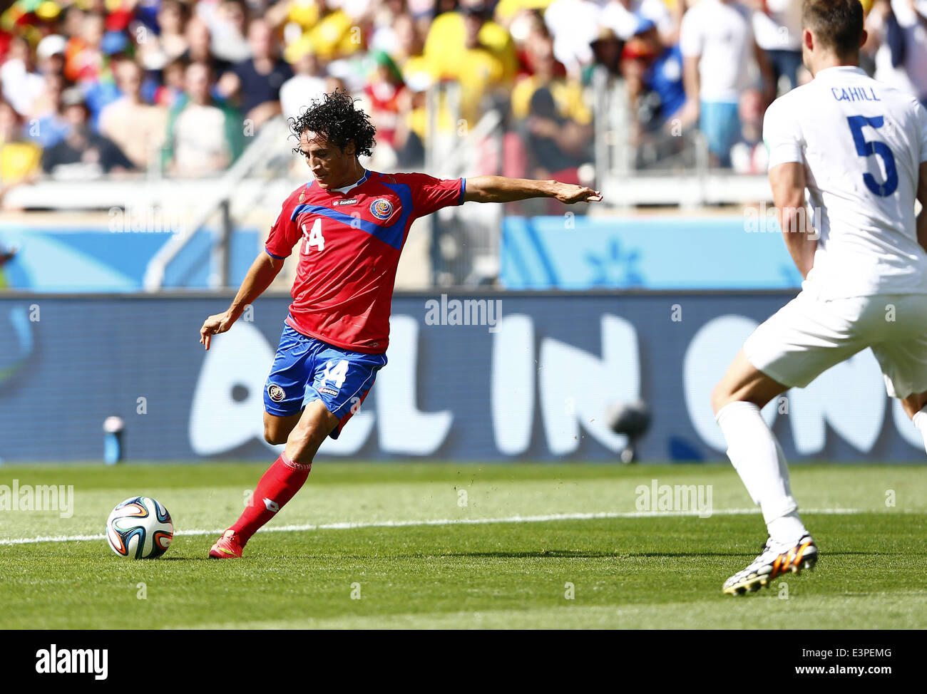 Belo Horizonte, Brazil. 24th June, 2014. Costa Rica's Randall Brenes (L) passes the ball during a Group D match between Costa Rica and England of 2014 FIFA World Cup at the Estadio Mineirao Stadium in Belo Horizonte, Brazil, on June 24, 2014. © Liu Bin/Xinhua/Alamy Live News Stock Photo