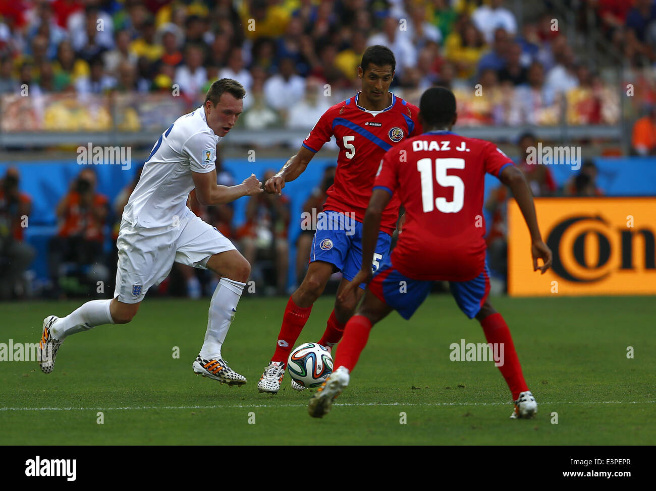 Belo Horizonte, Brazil. 24th June, 2014. Costa Rica's Celso Borges (C) controls the ball during a Group D match between Costa Rica and England of 2014 FIFA World Cup at the Estadio Mineirao Stadium in Belo Horizonte, Brazil, on June 24, 2014. © Liu Bin/Xinhua/Alamy Live News Stock Photo