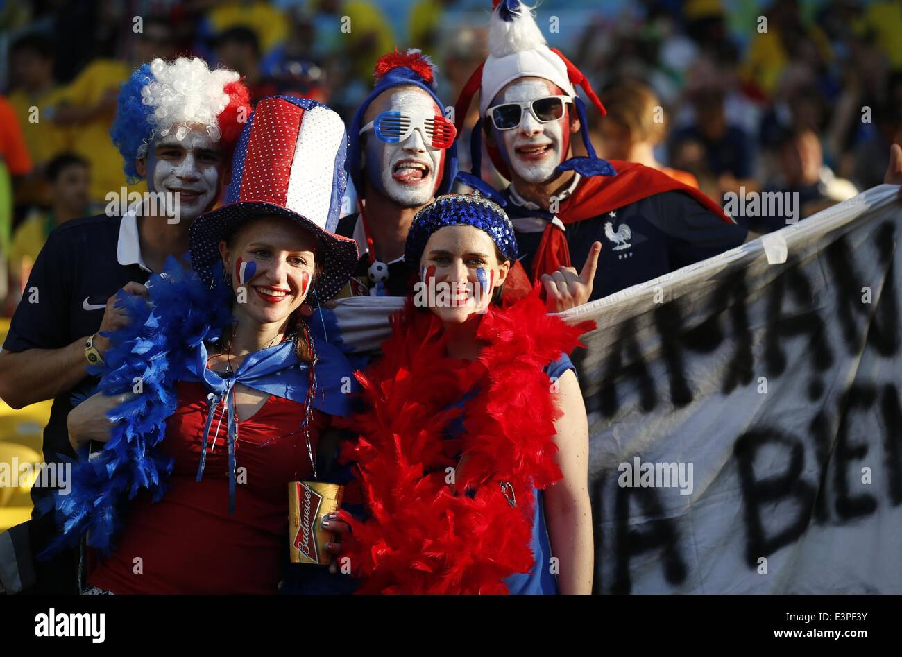 (140625) -- RIO DE JANEIRO, June 25, 2014 (Xinhua) -- France's fans pose before a Group E match between Ecuador and France of 2014 FIFA World Cup at the Estadio do Maracana Stadium in Rio de Janeiro, Brazil, June 25, 2014. (Xinhua/Wang Lili) Stock Photo