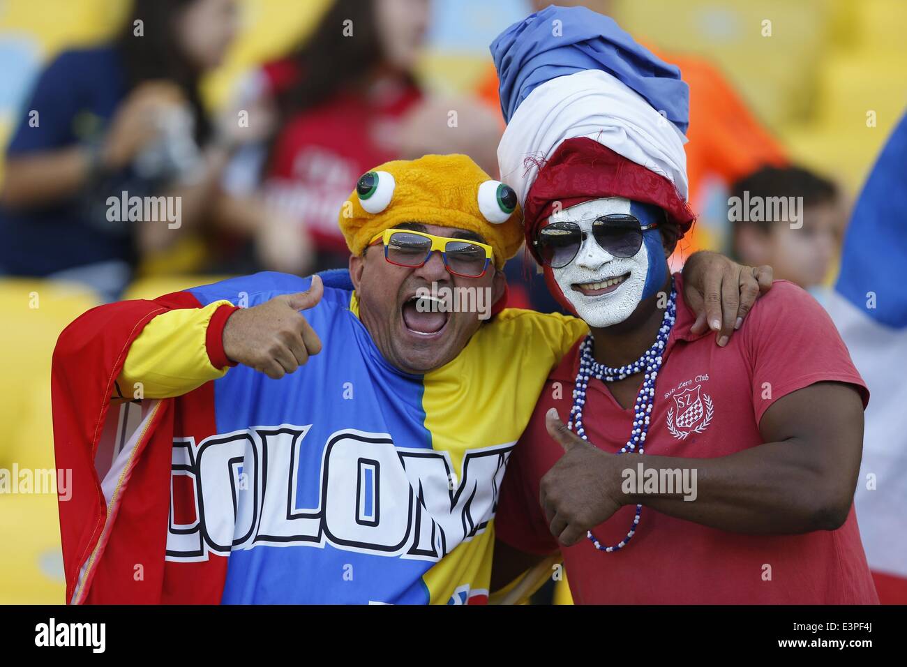 (140625) -- RIO DE JANEIRO, June 25, 2014 (Xinhua) -- Fans pose before a Group E match between Ecuador and France of 2014 FIFA World Cup at the Estadio do Maracana Stadium in Rio de Janeiro, Brazil, June 25, 2014. (Xinhua/Wang Lili) Stock Photo