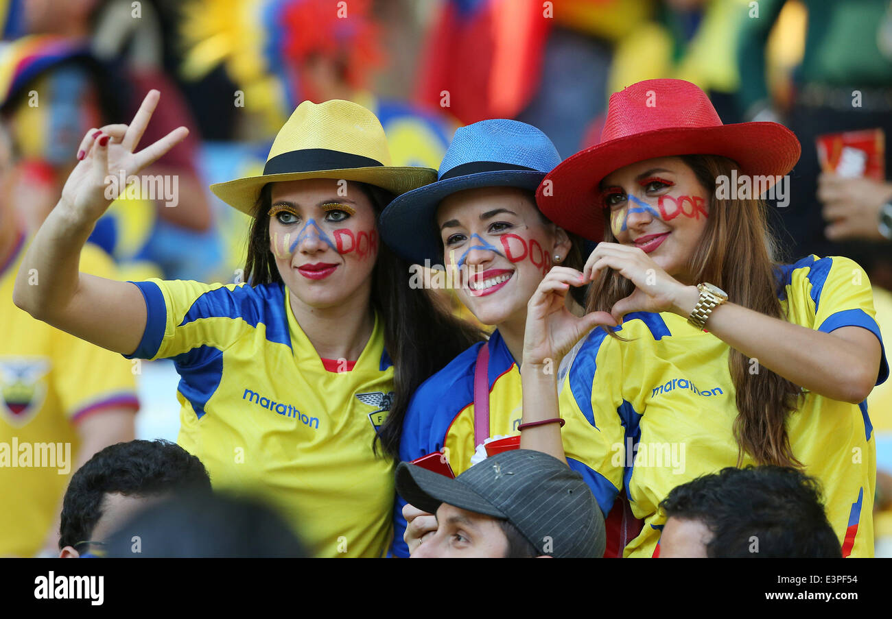 (140625) -- RIO DE JANEIRO, June 25, 2014 (Xinhua) -- Ecuador's fans pose before a Group E match between Ecuador and France of 2014 FIFA World Cup at the Estadio do Maracana Stadium in Rio de Janeiro, Brazil, June 25, 2014.  (Xinhua/Xu Zijian) Stock Photo