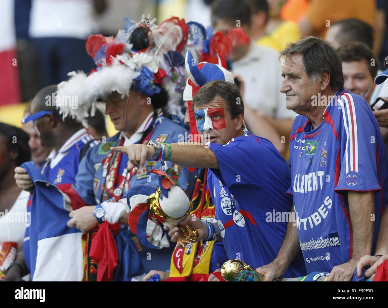 (140625) -- RIO DE JANEIRO, June 25, 2014 (Xinhua) -- France's fans are seen before a Group E match between Ecuador and France of 2014 FIFA World Cup at the Estadio do Maracana Stadium in Rio de Janeiro, Brazil, June 25, 2014. (Xinhua/Wang Lili) Stock Photo