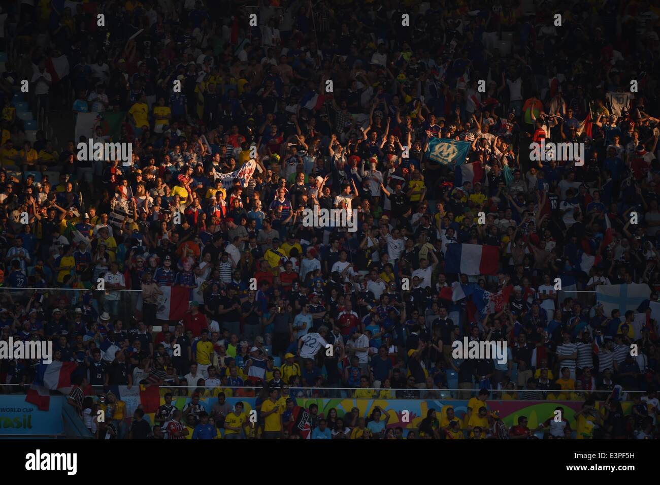 (140625) -- RIO DE JANEIRO, June 25, 2014 (Xinhua) -- Ecuador's fans pose before a Group E match between Ecuador and France of 2014 FIFA World Cup at the Estadio do Maracana Stadium in Rio de Janeiro, Brazil, June 25, 2014.  (Xinhua/Wang Yuguo) Stock Photo