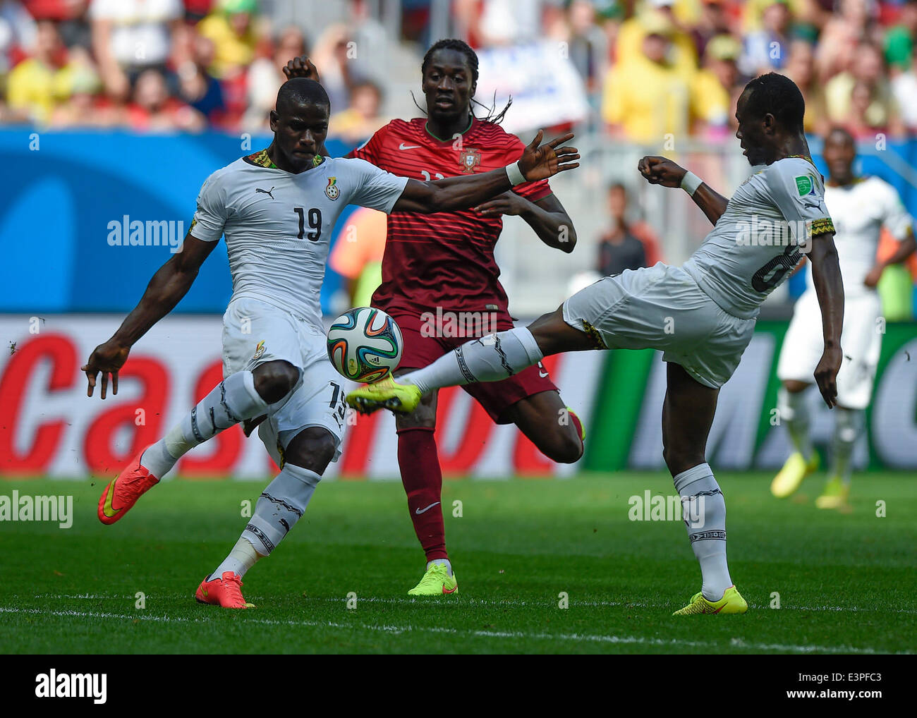 Brasilia, Brazil. 26th June, 2014. Portugal's Eder (C) vies with Ghana's Jonathan Mensah (L) and Emmanuel Agyemang-Badu during a Group G match between Portugal and Ghana of 2014 FIFA World Cup at the Estadio Nacional Stadium in Brasilia, Brazil, June 26, 2014. Portugal won 2-1 over Ghana on Thursday. © Qi Heng/Xinhua/Alamy Live News Stock Photo