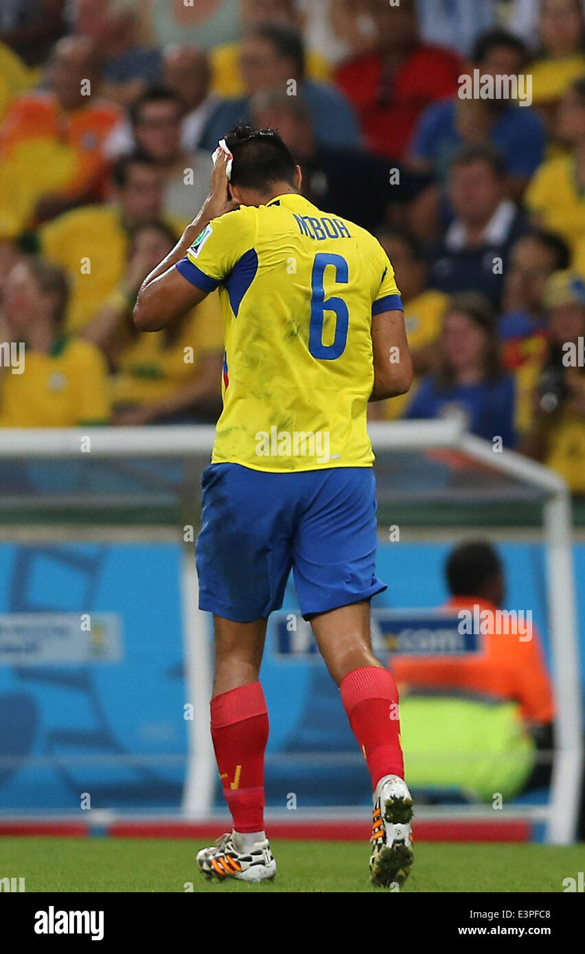 (140625) -- RIO DE JANEIRO, June 25, 2014 (Xinhua) -- Ecuador's Cristian Noboa leaves the field after being hit on the head during a Group E match between Ecuador and France of 2014 FIFA World Cup at the Estadio do Maracana Stadium in Rio de Janeiro, Brazil, June 25, 2014. (Xinhua/Xu Zijian) Stock Photo