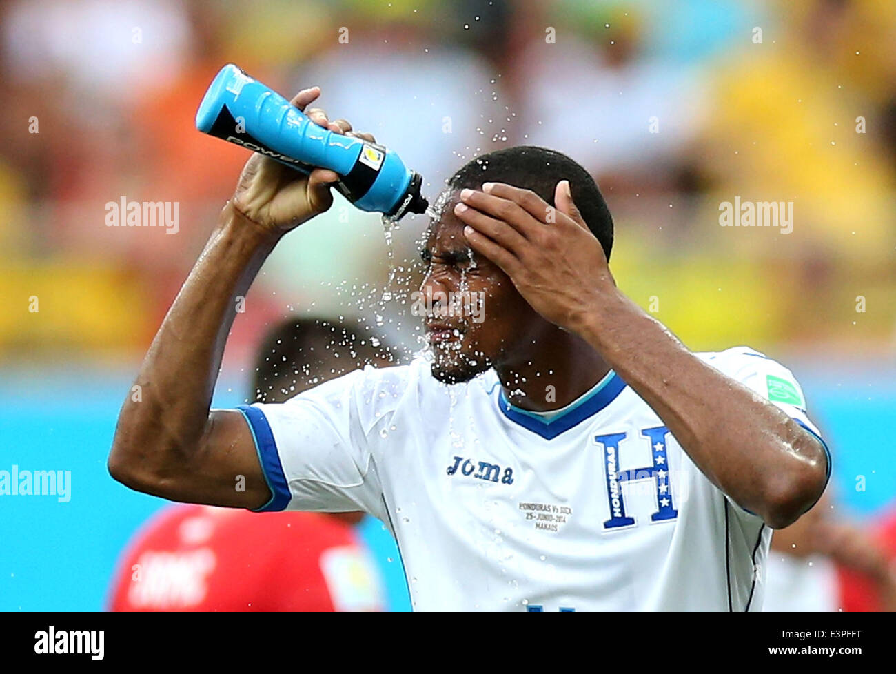 (140625) -- MANAUS, June 25, 2014 (Xinhua) -- Honduras' Jerry Bengtson cools himself with water during a Group E match between Honduras and Switzerland of 2014 FIFA World Cup at the Arena Amazonia Stadium in Manaus, Brazil, on June 25, 2014.(Xinhua/Li Ming)(pcy) Stock Photo