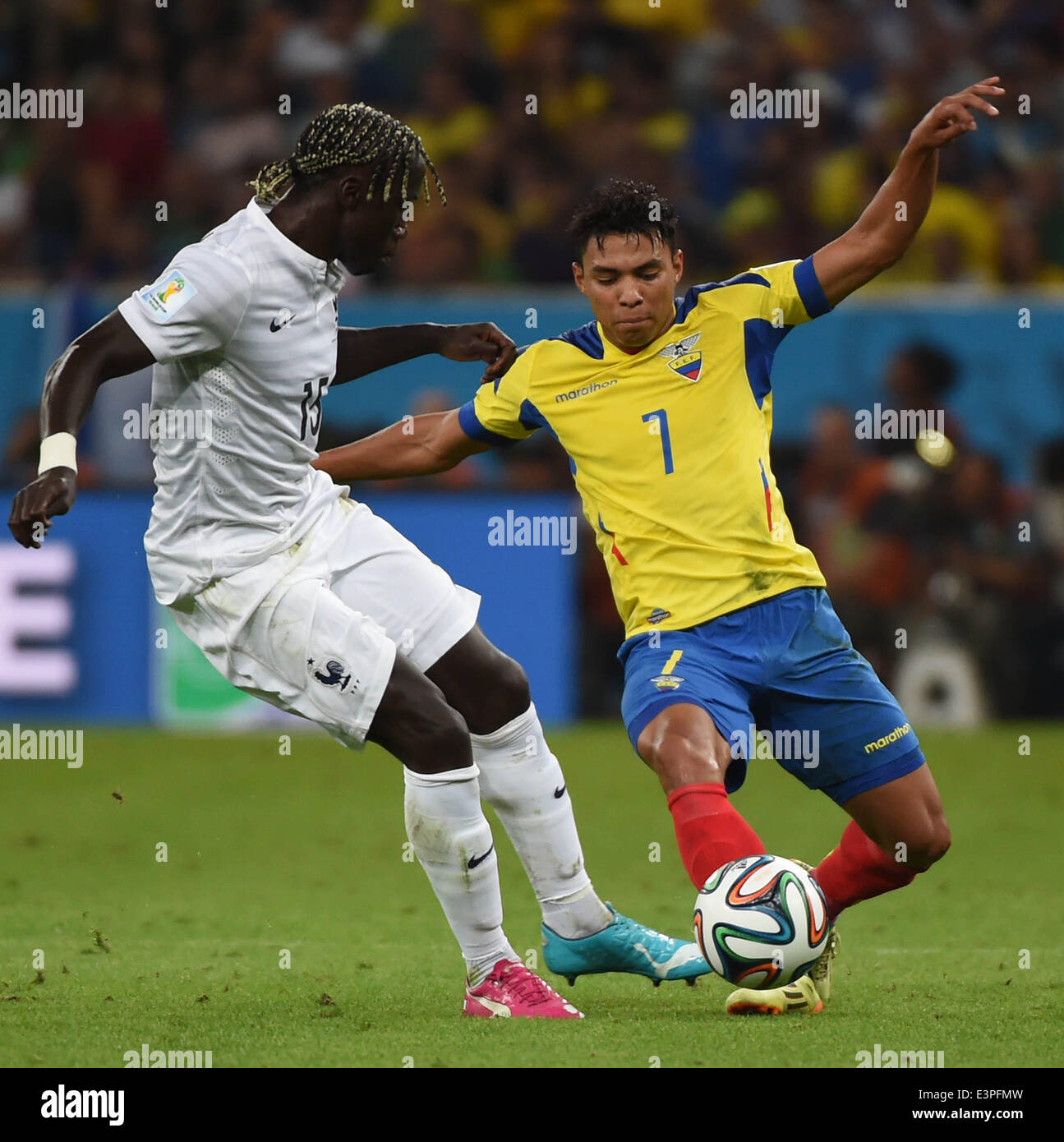 (140625) -- RIO DE JANEIRO, June 25, 2014 (Xinhua) -- Ecuador's Jefferson Montero vies for the ball with France's Bacary Sagna during a Group E match between Ecuador and France of 2014 FIFA World Cup at the Estadio do Maracana Stadium in Rio de Janeiro, Brazil, June 25, 2014. The match ended in a 0-0 draw. (Xinhua/Wang Yuguo) Stock Photo
