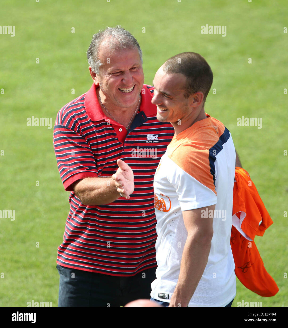 Rio De Janeiro, Brazil. 26th June, 2014. Netherlands' Wesley Sneijder (R) talks with Brazil's former player Zico in a training session in Rio de Janeiro, Brazil, June 26, 2014. © TELAM/Xinhua/Alamy Live News Stock Photo