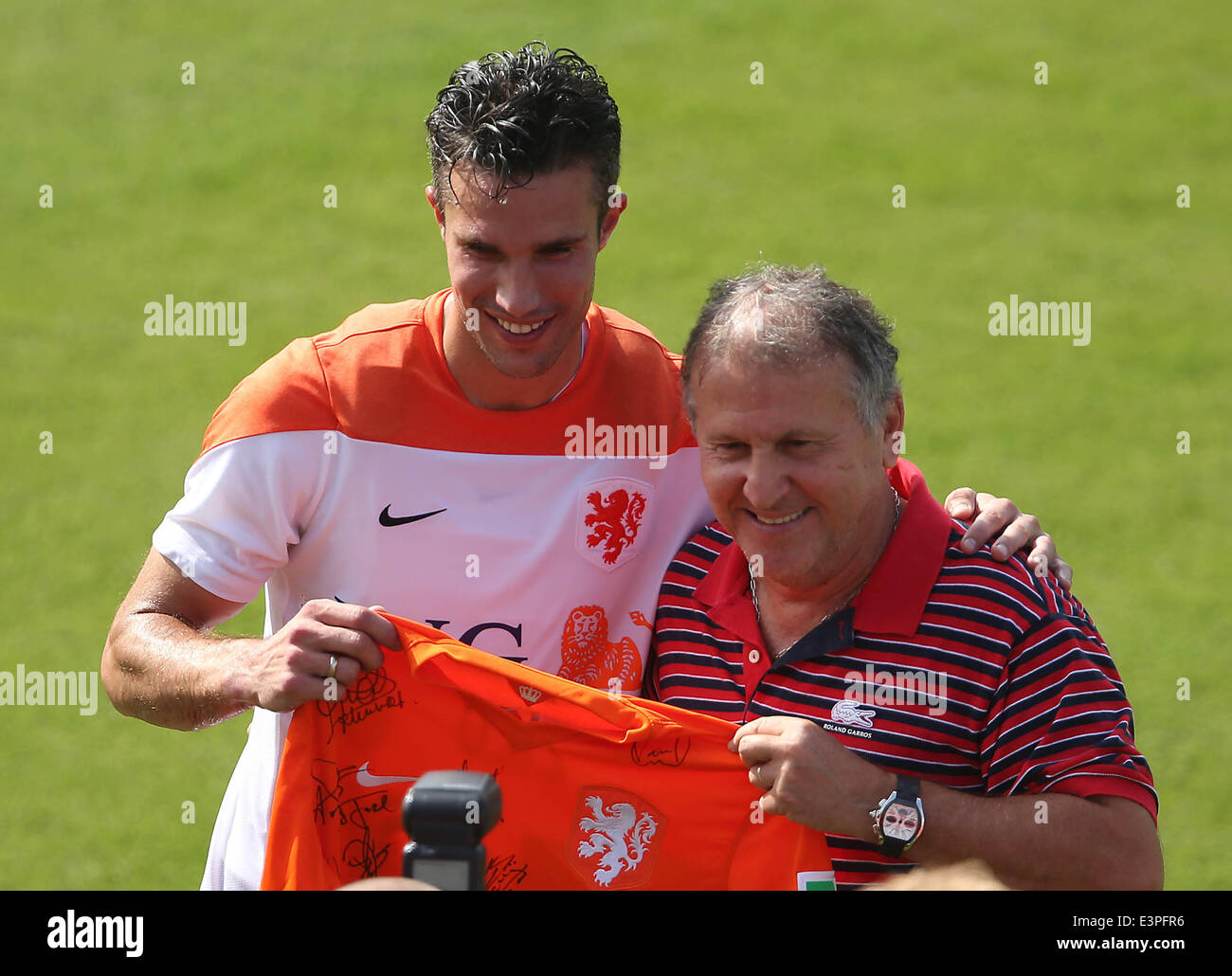 Rio De Janeiro, Brazil. 26th June, 2014. Netherlands' Robin van Persie (L) poses with Brazil's former player Zico in a training session in Rio de Janeiro, Brazil, June 26, 2014. © TELAM/Xinhua/Alamy Live News Stock Photo