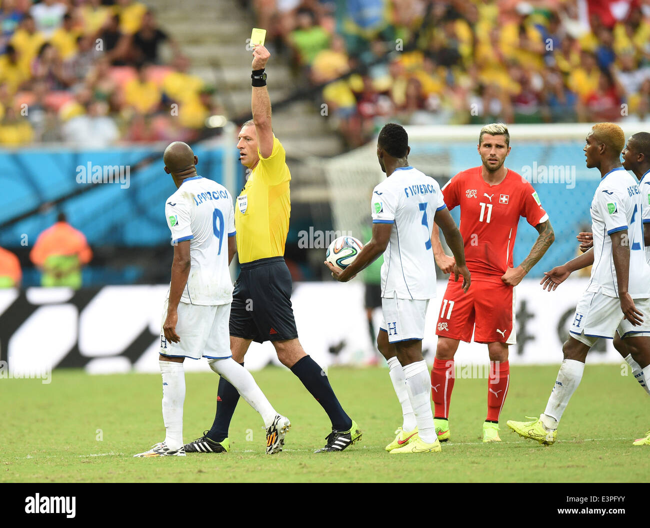 (140625) -- MANAUS, June 25, 2014 (Xinhua) -- Argentina's referee Nestor Pitana gives a yellow card to Honduras' Jerry Palacios (1st L) during a Group E match between Honduras and Switzerland of 2014 FIFA World Cup at the Arena Amazonia Stadium in Manaus, Brazil, on June 25, 2014.(Xinhua/Liu Dawei)(pcy) Stock Photo