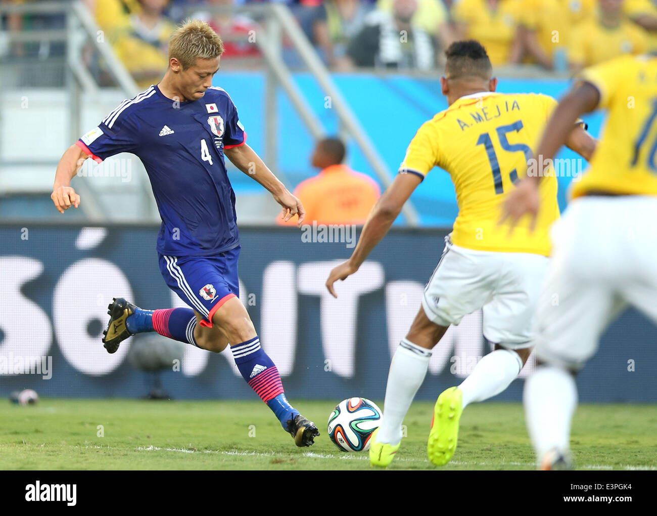 (140624) -- CUIABA, June 24, 2014 (Xinhua) -- Japan's Keisuke Honda passes the ball during a Group C match between Japan and Colombia of 2014 FIFA World Cup at the Arena Pantanal Stadium in Cuiaba, Brazil, June 24, 2014. (Xinhua/Li Ming) Stock Photo