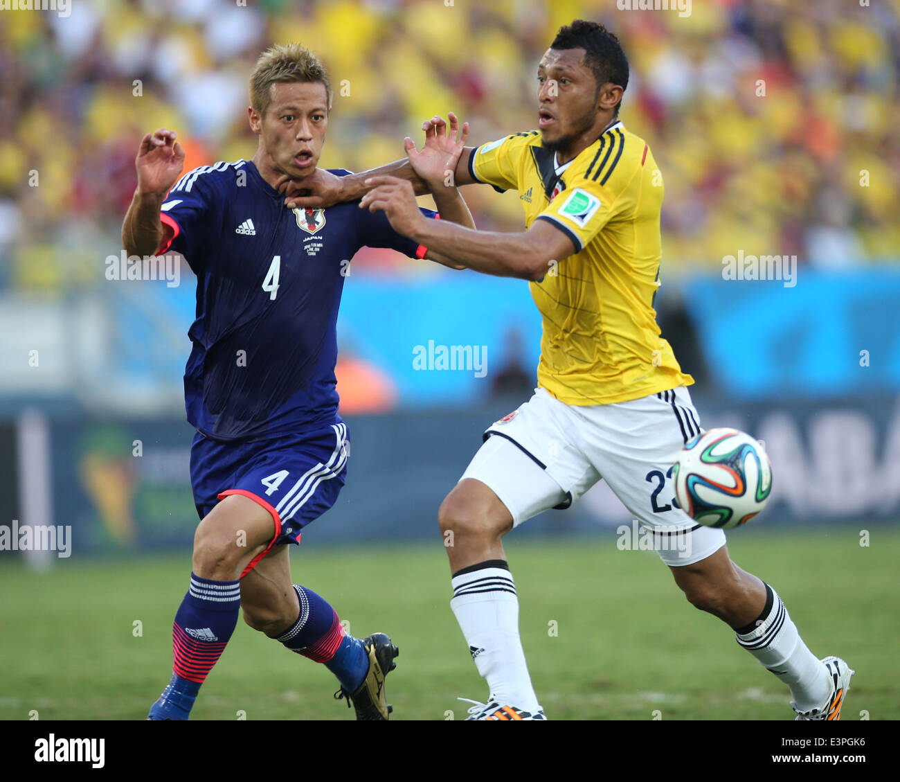 (140624) -- CUIABA, June 24, 2014 (Xinhua) -- Japan's Keisuke Honda vies with Colombia's Carlos Valdes during a Group C match between Japan and Colombia of 2014 FIFA World Cup at the Arena Pantanal Stadium in Cuiaba, Brazil, June 24, 2014. (Xinhua/Li Ming) Stock Photo