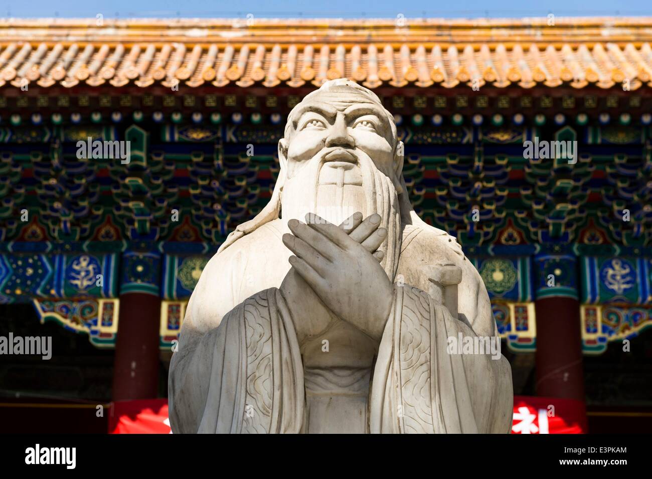 Конфуцианство культура. Конфуцианство в Корее. Статуя Конфуция в Пекине. Статуя Конфуция в Цюйфу.