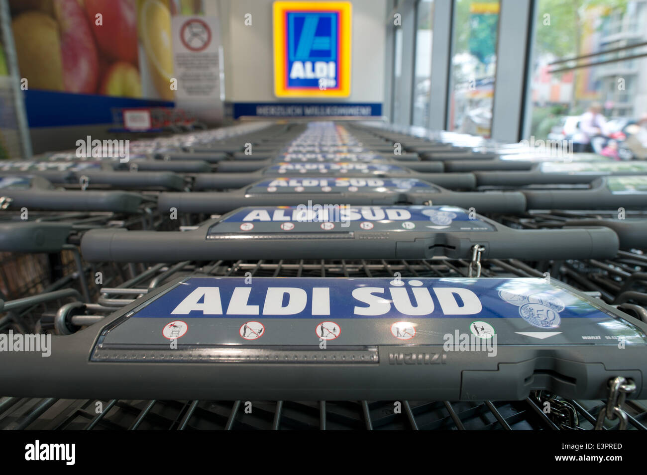 Shopping carts in the Aldi store on Koenigsallee, the stylish fashion