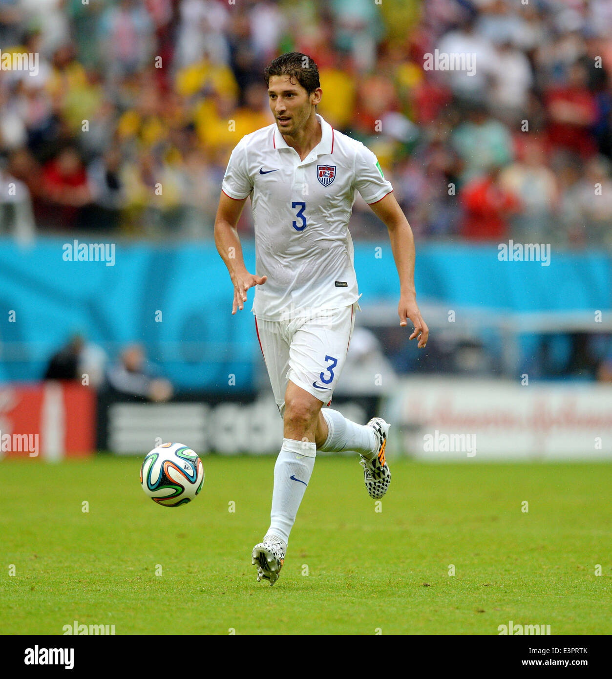 USA's Omar Gonzalez during the FIFA World Cup 2014 group G preliminary round match between the USA and Germany at the Arena Pernambuco in Recife, Brazil, 26 June 2014. Photo: Thomas Eisenhuth/dpa (RESTRICTIONS APPLY: Editorial Use Only, not used in association with any commercial entity - Images must not be used in any form of alert service or push service of any kind including via mobile alert services, downloads to mobile devices or MMS messaging - Images must appear as still images and must not emulate match action video footage - No alteration is made to, and no text or image is superimpos Stock Photo