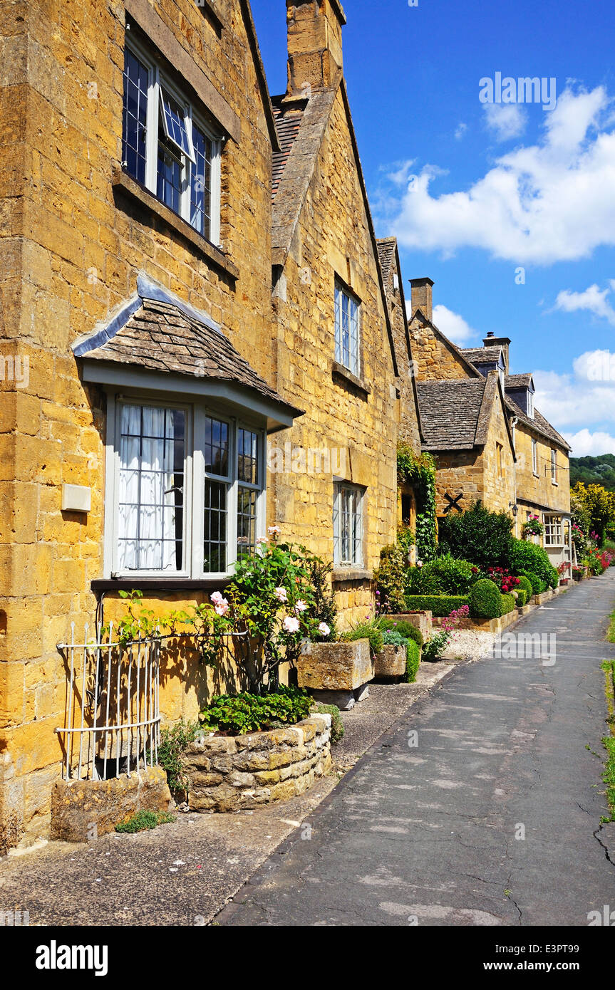 Pretty Cottages Along High Street Broadway Cotswolds Stock Photo