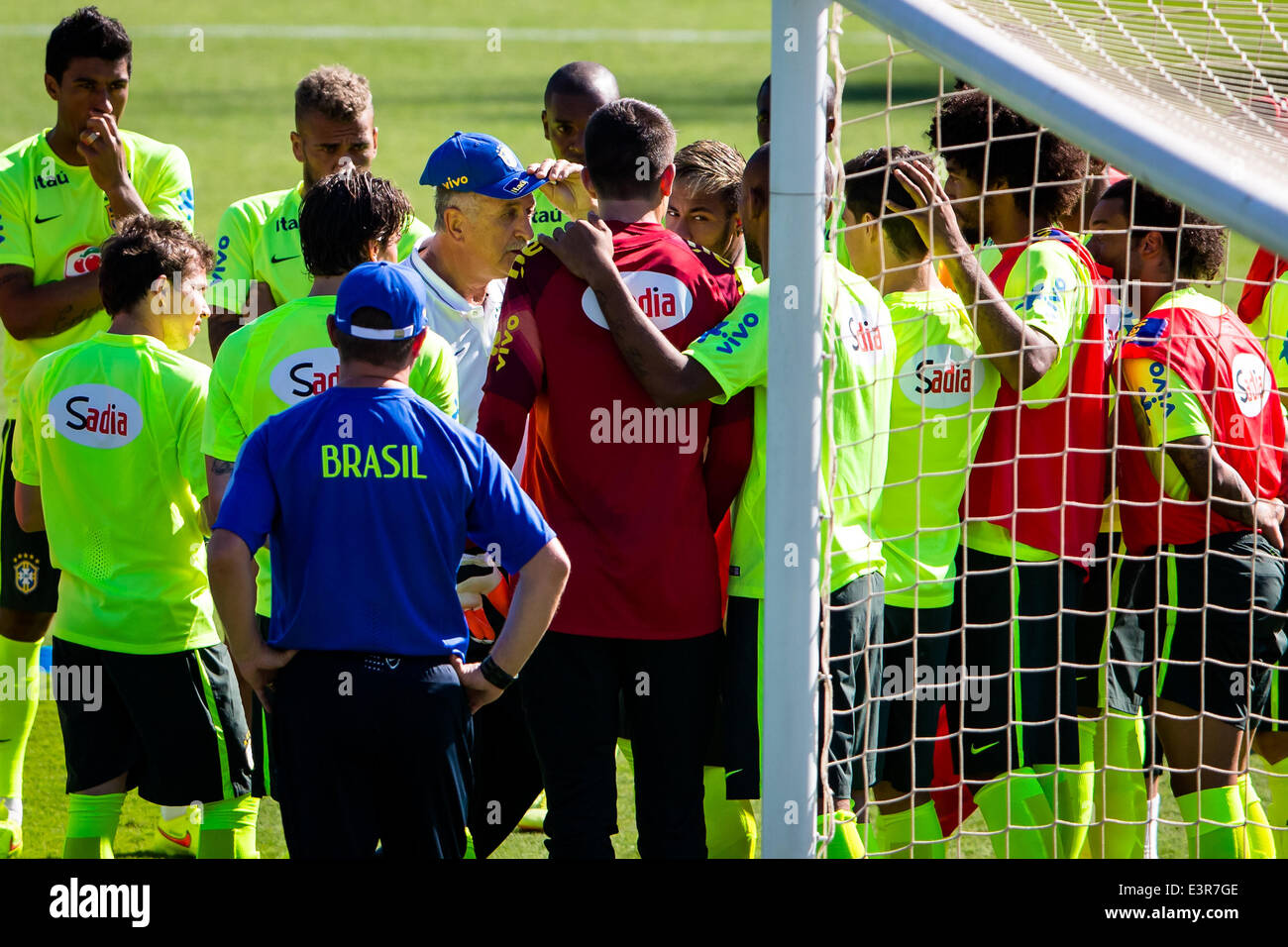 Belo Horizonte, Brazil. 27th June, 2014. Brazil's head coach Luiz Felipe Scolari (C) gives instructions to the players during a training session in Belo Horizonte, Brazil, June 27, 2014. Brazil's national football team participated in a training session for the first match of the Round of 16 here on Friday. © Liu Bin/Xinhua/Alamy Live News Stock Photo