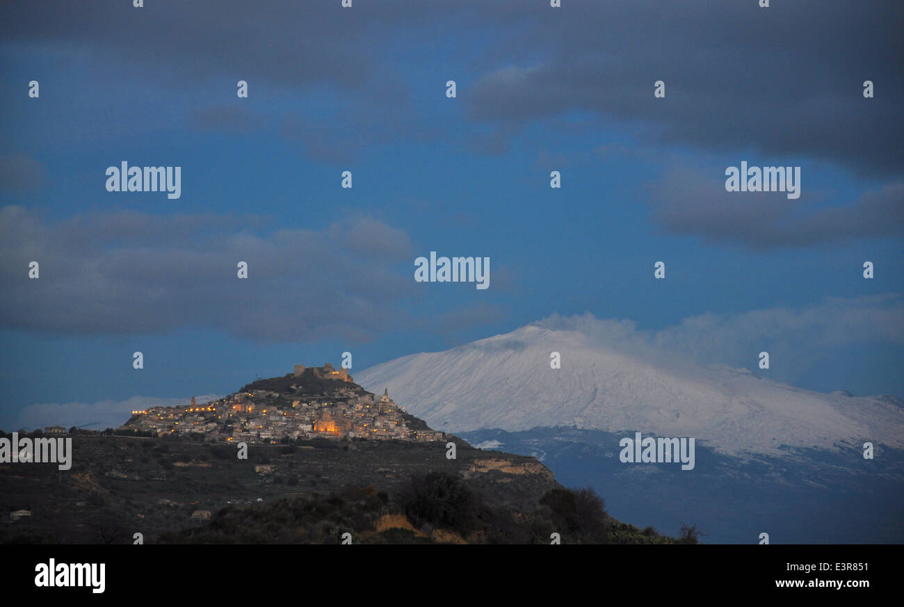 Agira, Enna, sunset Volcano Etna in the background, Sicily, Italy Stock Photo