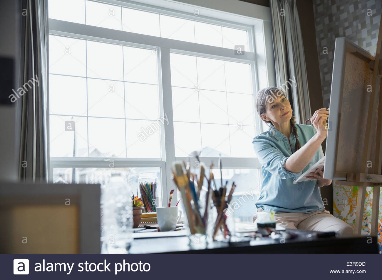 Painting with an easel hi-res stock photography and images - Alamy