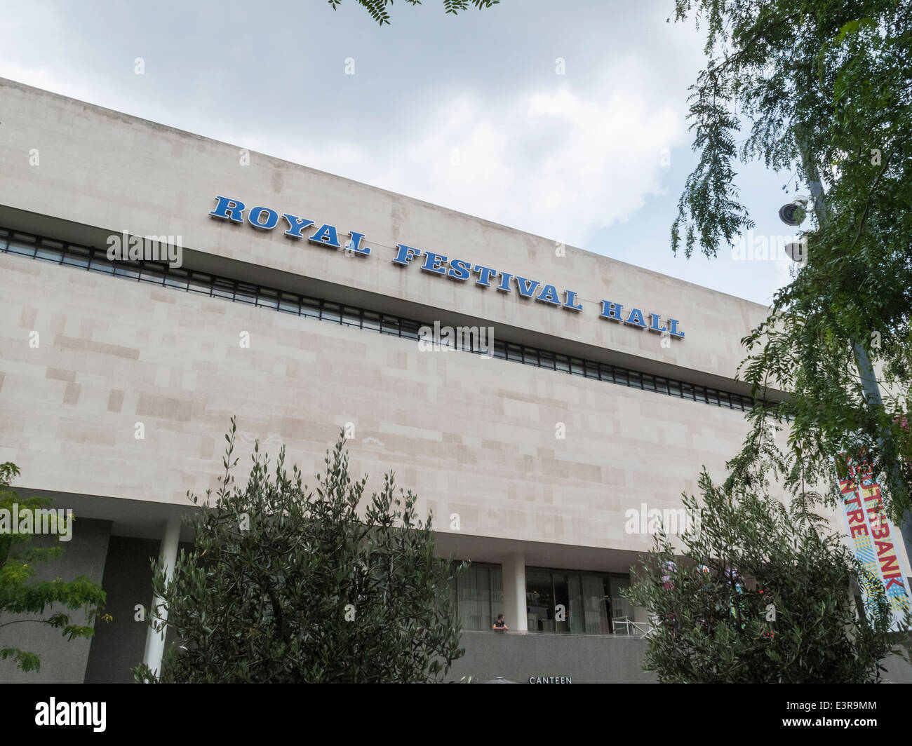 royal-festival-hall-name-logo-high-on-the-exterior-of-the-building-E3R9MM.jpg