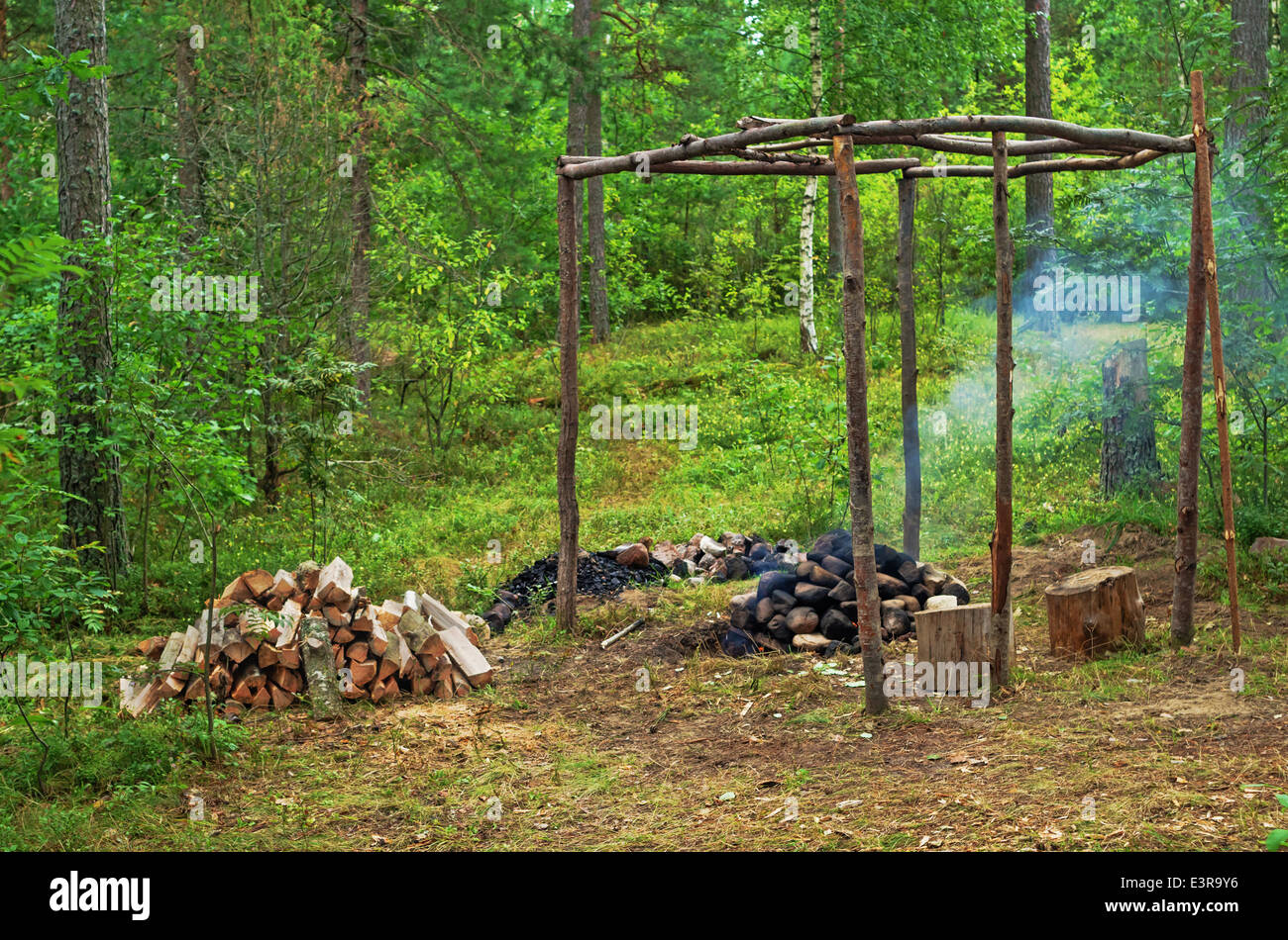 Travel bath-sauna in the forest near river Stock Photo - Alamy