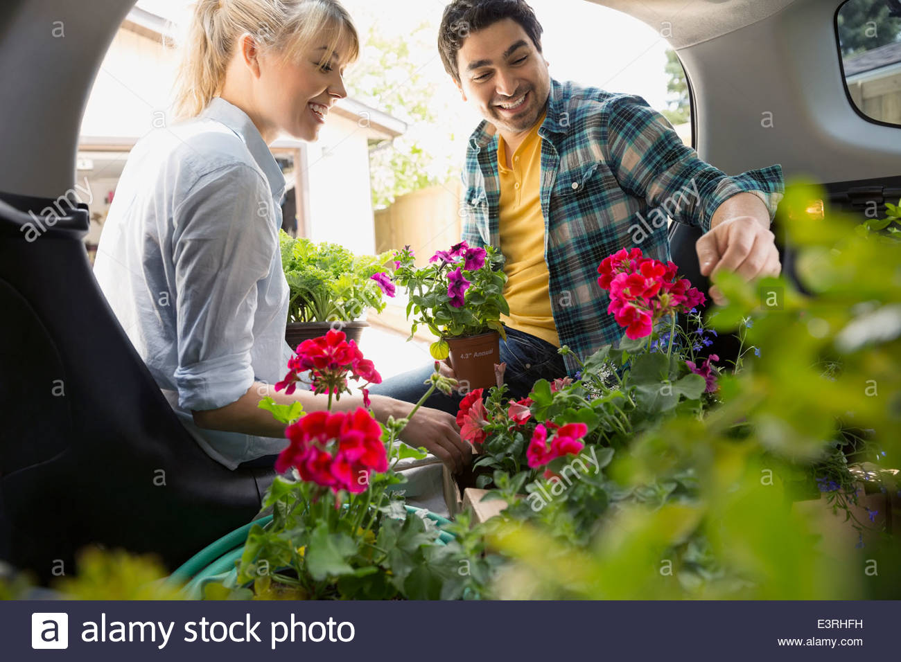 Couple loading up car hi-res stock photography and images - Alamy
