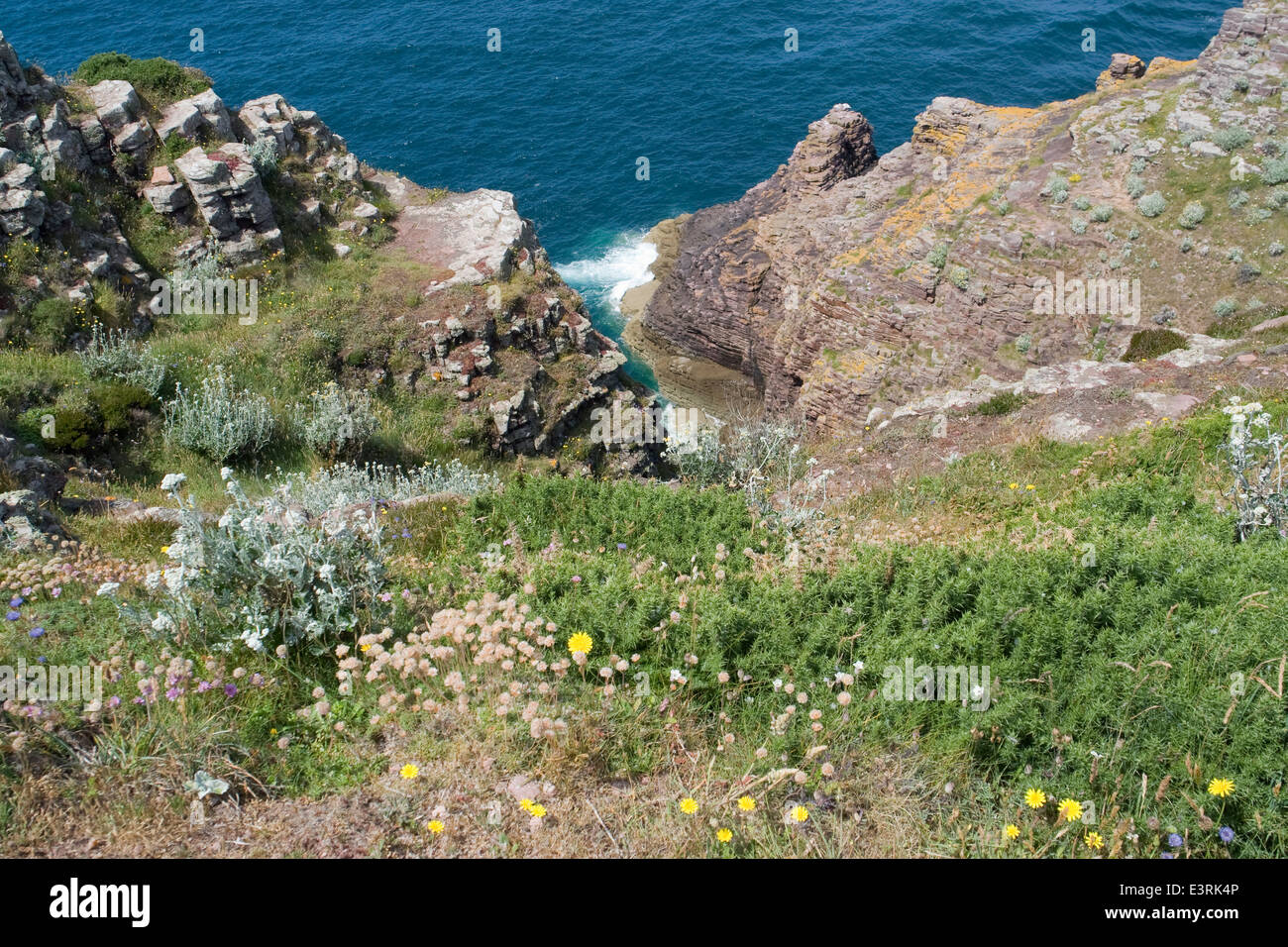 Cliff rocky coast sea brittany hi-res stock photography and images - Alamy
