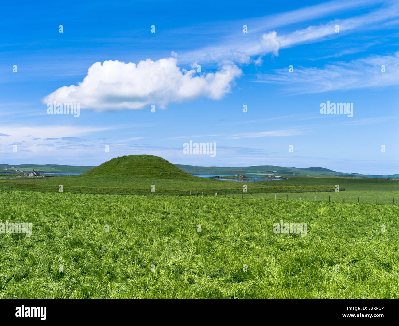 dh Neolithic burial chamber MAESHOWE MOUND ORKNEY SCOTLAND Prehistoric tomb bronze age site ancient mounds uk Stock Photo