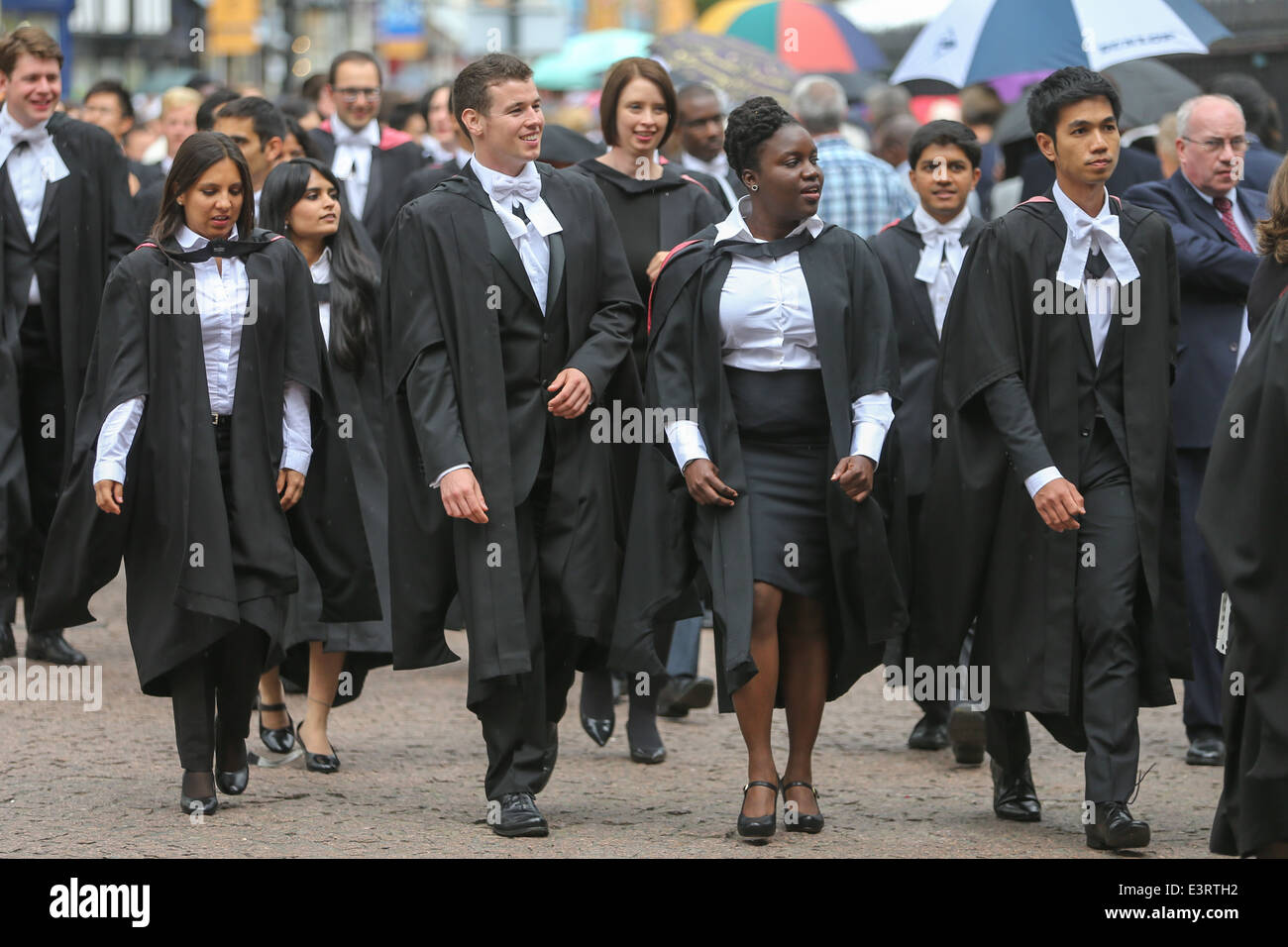 CAMBRIDGE UNIVERSITY STUDENTS ON GRADUATION DAY TO COLLECT THEIR DEGREE CERTIFICATE IN A PROCESSION Stock Photo