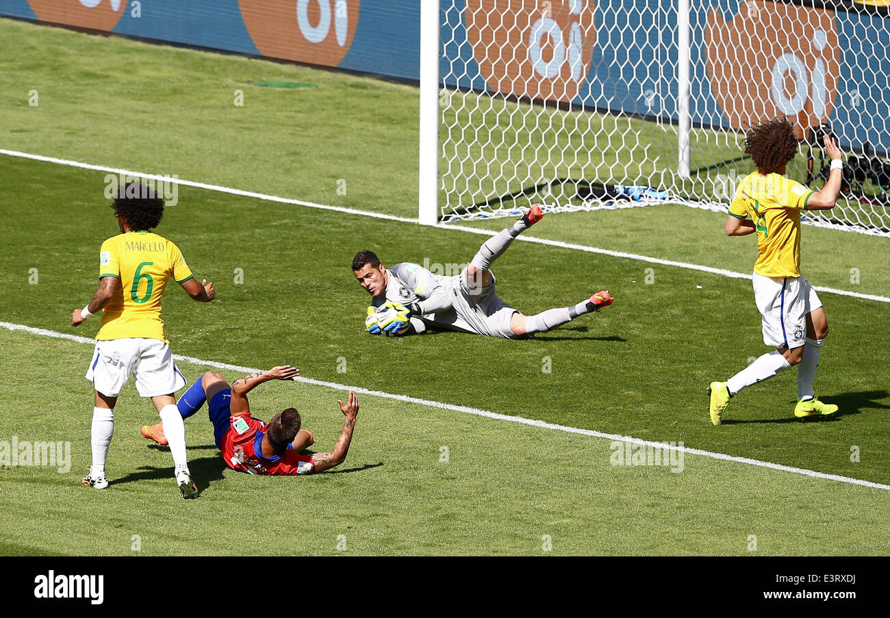 Belo Horizonte, Brazil. 28th June, 2014. Brazil's goalkeeper Julio Cesar (C) grabs the ball during a Round of 16 match between Brazil and Chile of 2014 FIFA World Cup at the Estadio Mineirao Stadium in Belo Horizonte, Brazil, on June 28, 2014. Credit:  Li Ming/Xinhua/Alamy Live News Stock Photo