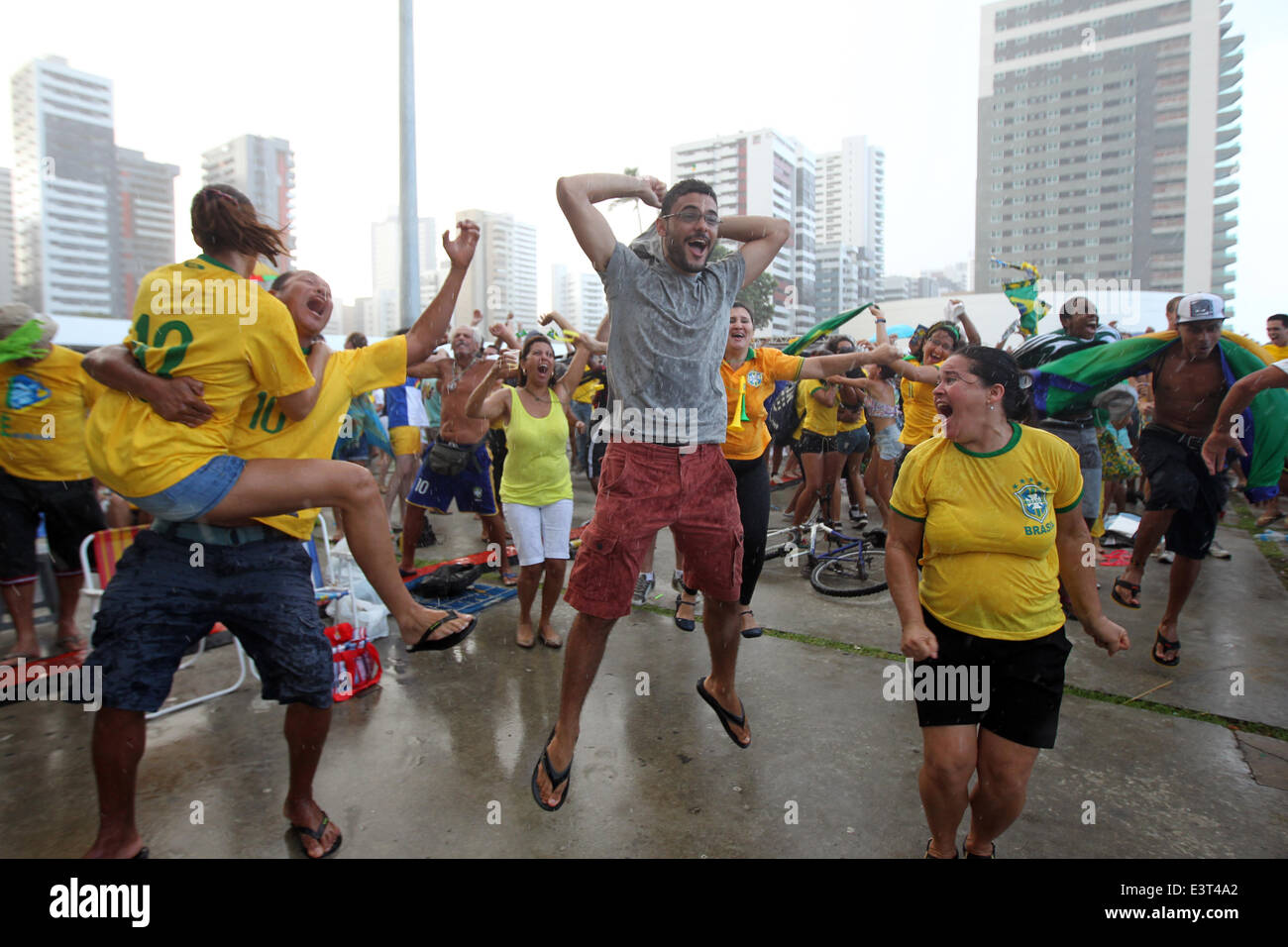 Recife, Brazil: 28 june 2014. Football / Soccer: Brazil World Cup 2014 quarter. World Cup Brazil 2014:  Brazilian people  celebrates in the recife square the victory Brazilian team in the match Brazil vs Chile played in Belo Horizonte  (photo: Marco Iacobucci/Alamy live news) Stock Photo