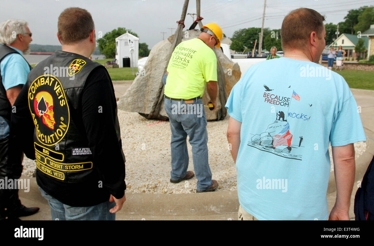 Le Claire, IOWA, USA. 28th June, 2014. Local residents watch as crews with Superior Seawalls and