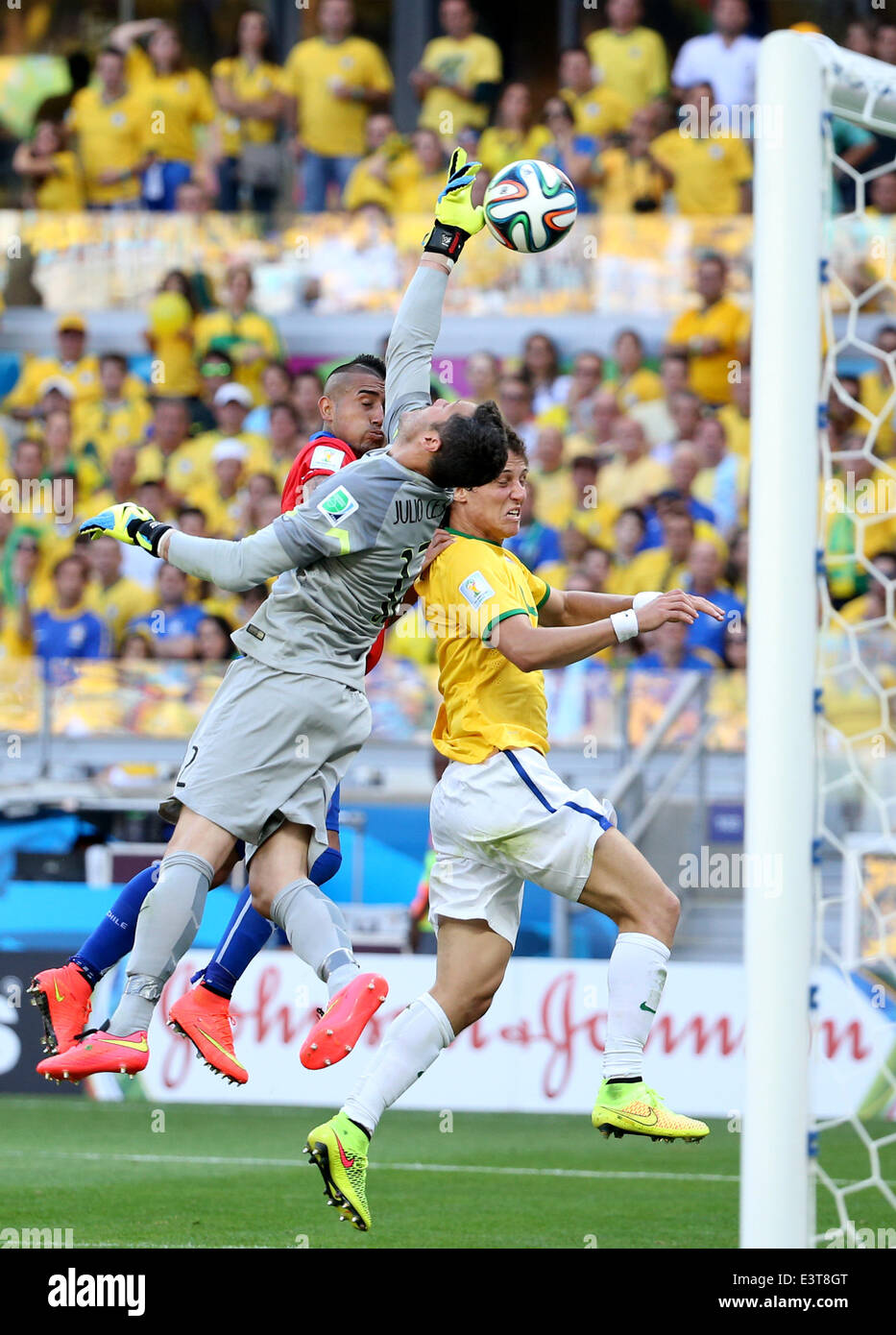 Belo Horizonte, Brazil. 28th June, 2014. Brazil's goalkeeper Julio Cesar vies for the ball during a Round of 16 match between Brazil and Chile of 2014 FIFA World Cup at the Estadio Mineirao Stadium in Belo Horizonte, Brazil, on June 28, 2014. Credit:  Li Ming/Xinhua/Alamy Live News Stock Photo