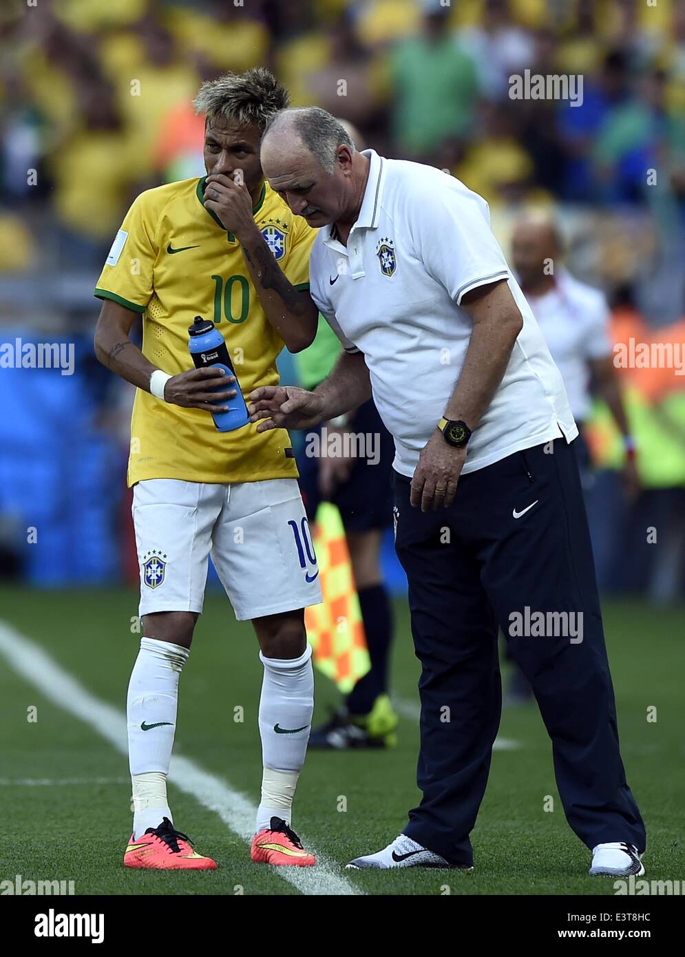Belo Horizonte, Brazil. 28th June, 2014. Brazil's Neymar (L) speaks with coach Luiz Felipe Scolari during a Round of 16 match between Brazil and Chile of 2014 FIFA World Cup at the Estadio Mineirao Stadium in Belo Horizonte, Brazil, on June 28, 2014. Credit:  Qi Heng/Xinhua/Alamy Live News Stock Photo