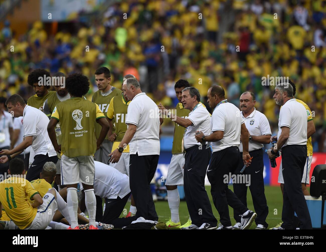 Belo Horizonte, Brazil. 28th June, 2014. Brazil's coach Luiz Felipe Scolari (C, front) gives instructions to his players before the extra time during a Round of 16 match between Brazil and Chile of 2014 FIFA World Cup at the Estadio Mineirao Stadium in Belo Horizonte, Brazil, on June 28, 2014. Credit:  Qi Heng/Xinhua/Alamy Live News Stock Photo