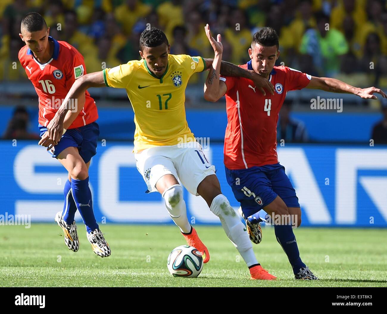 Belo Horizonte, Brazil. 28th June, 2014. Brazil's Luiz Gustavo vies with Chile's Mauricio Isla during a Round of 16 match between Brazil and Chile of 2014 FIFA World Cup at the Estadio Mineirao Stadium in Belo Horizonte, Brazil, on June 28, 2014. Credit:  Liu Dawei/Xinhua/Alamy Live News Stock Photo