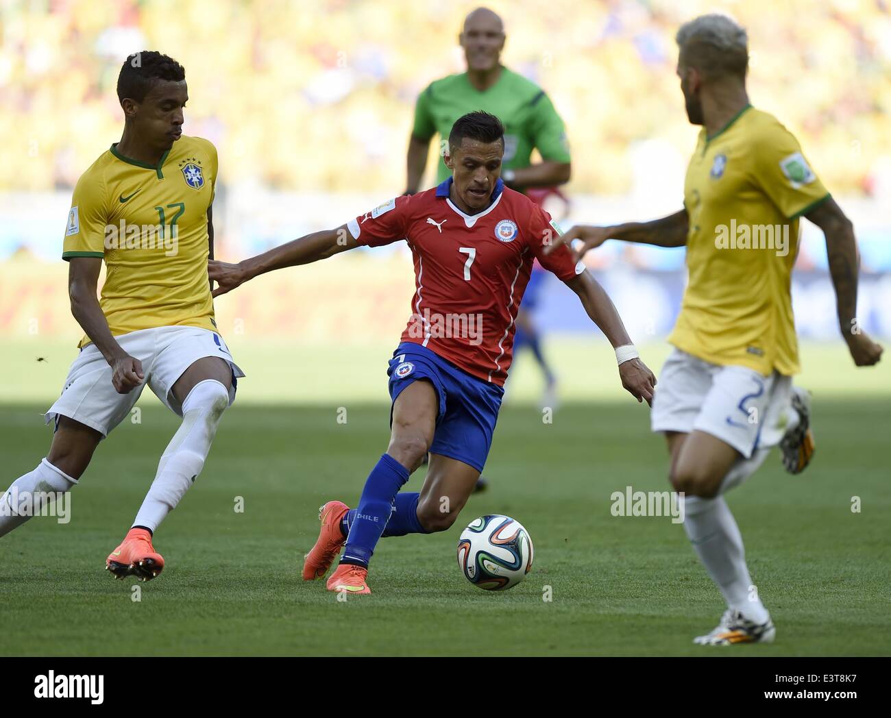 Belo Horizonte, Brazil. 28th June, 2014. Chile's Alexis Sanchez (C) controls the ball during a Round of 16 match between Brazil and Chile of 2014 FIFA World Cup at the Estadio Mineirao Stadium in Belo Horizonte, Brazil, on June 28, 2014. Credit:  Qi Heng/Xinhua/Alamy Live News Stock Photo