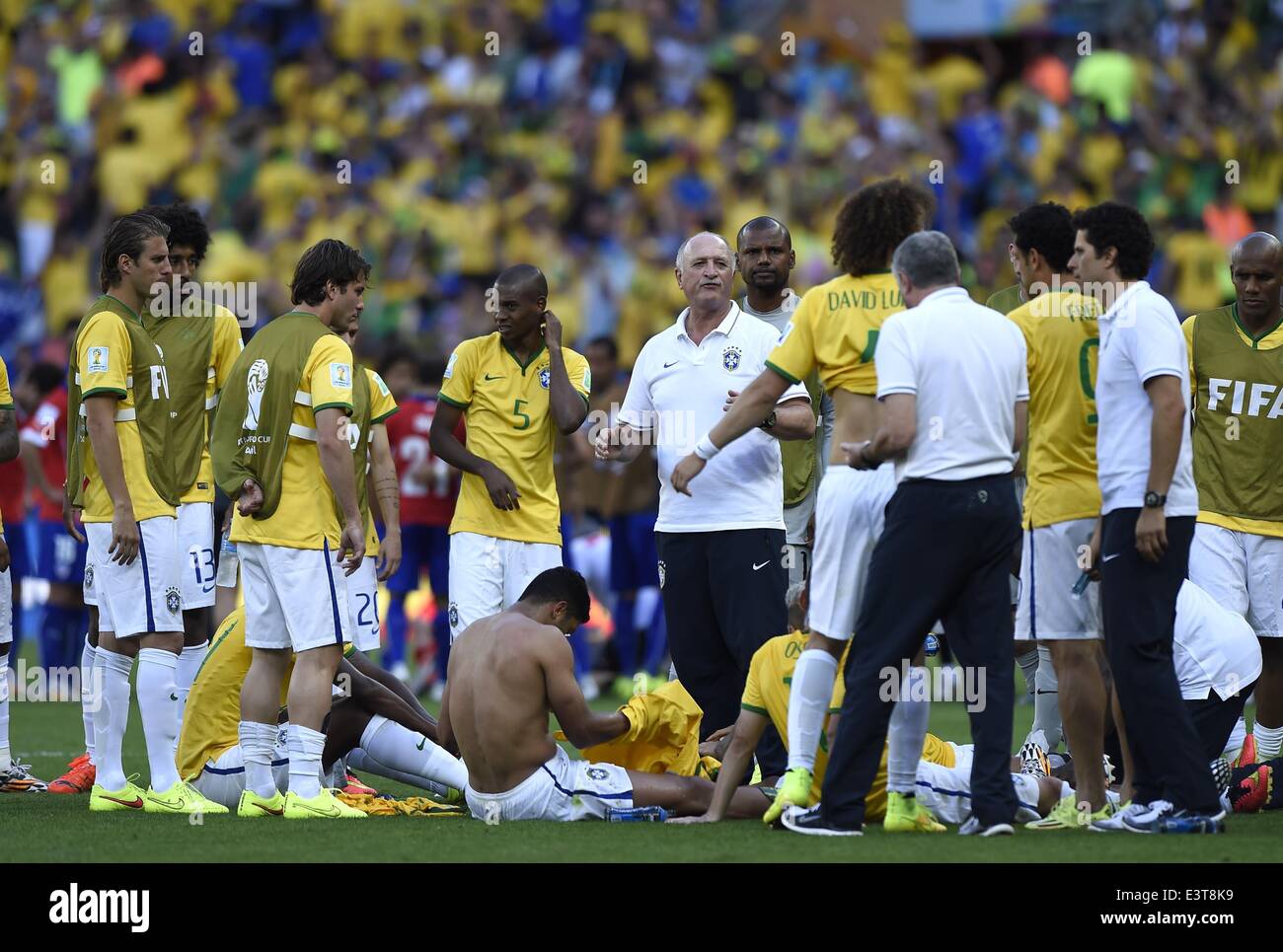 Belo Horizonte, Brazil. 28th June, 2014. Brazil's coach Luiz Felipe Scolari (C) speaks with players before the regular time of a Round of 16 match between Brazil and Chile of 2014 FIFA World Cup at the Estadio Mineirao Stadium in Belo Horizonte, Brazil, on June 28, 2014. Credit:  Liu Dawei/Xinhua/Alamy Live News Stock Photo