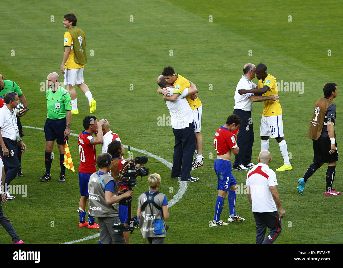 Belo Horizonte, Brazil. 28th June, 2014. Brazil's coach Luiz Felipe Scolari (C) celebrates the victory with Oscar after a Round of 16 match between Brazil and Chile of 2014 FIFA World Cup at the Estadio Mineirao Stadium in Belo Horizonte, Brazil, on June 28, 2014. Brazil won 4-3 (3-2 in penalties) over Chile and qualified for Quarter-finals on Saturday. Credit:  Liu Bin/Xinhua/Alamy Live News Stock Photo