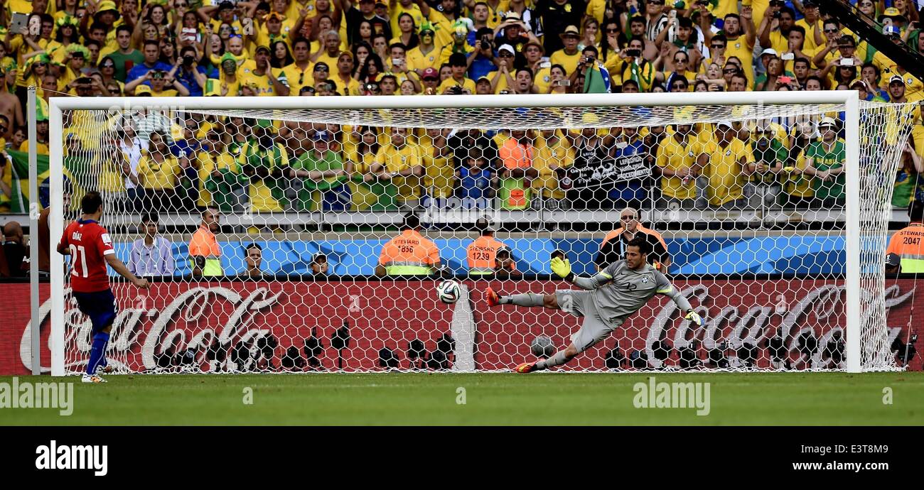 Belo Horizonte, Brazil. 28th June, 2014. Brazil's goalkeeper Julio Cesar (R) fails to block a penalty kick by Chile's Marcelo Diaz (L) in the penalty shoot-out during a Round of 16 match between Brazil and Chile of 2014 FIFA World Cup at the Estadio Mineirao Stadium in Belo Horizonte, Brazil, on June 28, 2014. Brazil won 4-3 (3-2 in penalties) over Chile and qualified for Quarter-finals on Saturday. Credit:  Qi Heng/Xinhua/Alamy Live News Stock Photo