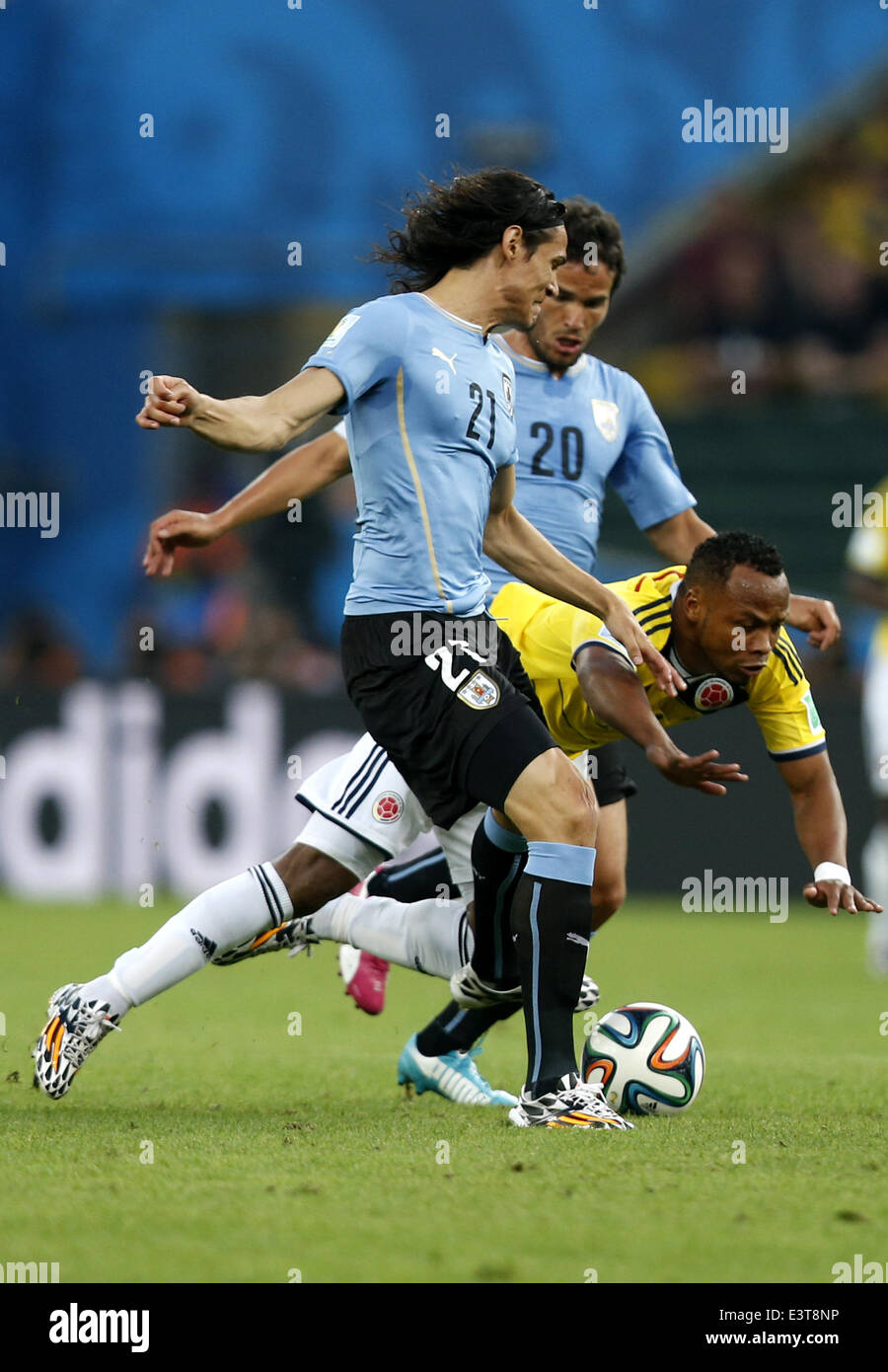 Rio De Janeiro, Brazil. 28th June, 2014. Colombia's Juan Zuniga (C) falls down in a competition with Uruguay's Edinson Cavani (front) and Alvaro Gonzalez during a Round of 16 match between Colombia and Uruguay of 2014 FIFA World Cup at the Estadio do Maracana Stadium in Rio de Janeiro, Brazil, on June 28, 2014. Credit:  Wang Lili/Xinhua/Alamy Live News Stock Photo