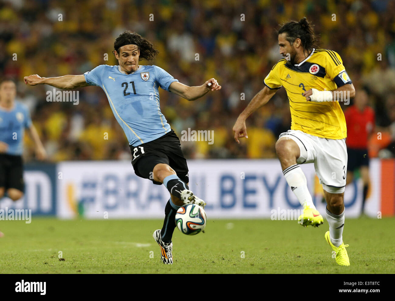 Rio De Janeiro, Brazil. 28th June, 2014. Uruguay's Edinson Cavani (L) vies with Colombia's Mario Yepes during a Round of 16 match between Colombia and Uruguay of 2014 FIFA World Cup at the Estadio do Maracana Stadium in Rio de Janeiro, Brazil, on June 28, 2014. Credit:  Wang Lili/Xinhua/Alamy Live News Stock Photo