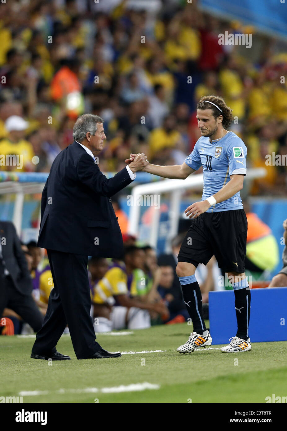 Rio De Janeiro, Brazil. 28th June, 2014. Uruguay's coach Oscar Washington Tabarez (L) shakes hands with replaced Diego Forlan during a Round of 16 match between Colombia and Uruguay of 2014 FIFA World Cup at the Estadio do Maracana Stadium in Rio de Janeiro, Brazil, on June 28, 2014. Colombia won 2-0 over Uruguay and qualified for Quarter-finals on Saturday. Credit:  Wang Lili/Xinhua/Alamy Live News Stock Photo