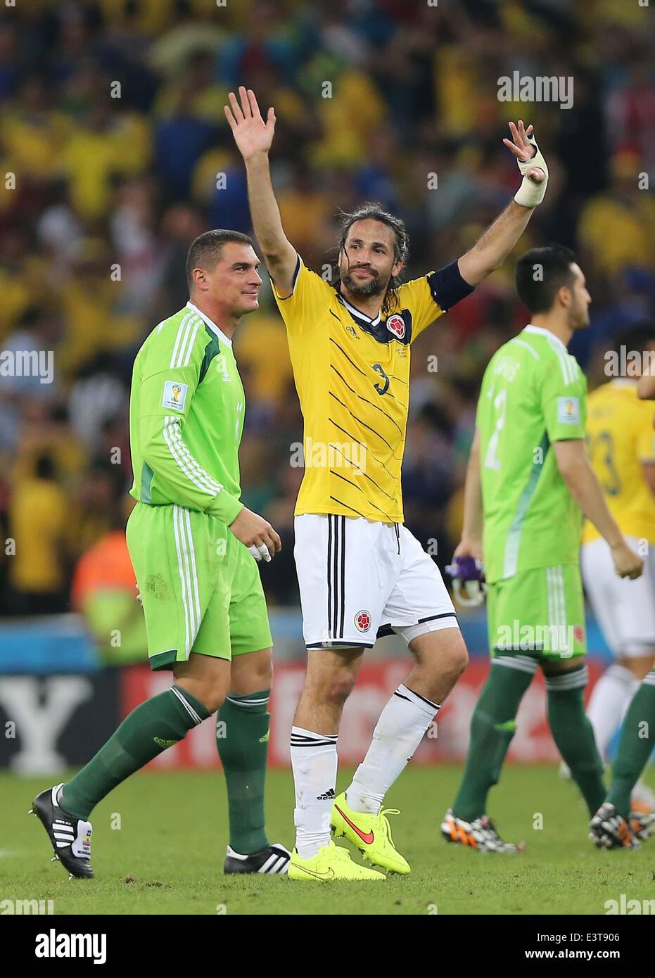 Rio De Janeiro, Brazil. 28th June, 2014. Colombia's Mario Yepes (C) greets the fans after a Round of 16 match between Colombia and Uruguay of 2014 FIFA World Cup at the Estadio do Maracana Stadium in Rio de Janeiro, Brazil, on June 28, 2014. Colombia won 2-0 over Uruguay on Saturday. Credit:  Xu Zijian/Xinhua/Alamy Live News Stock Photo