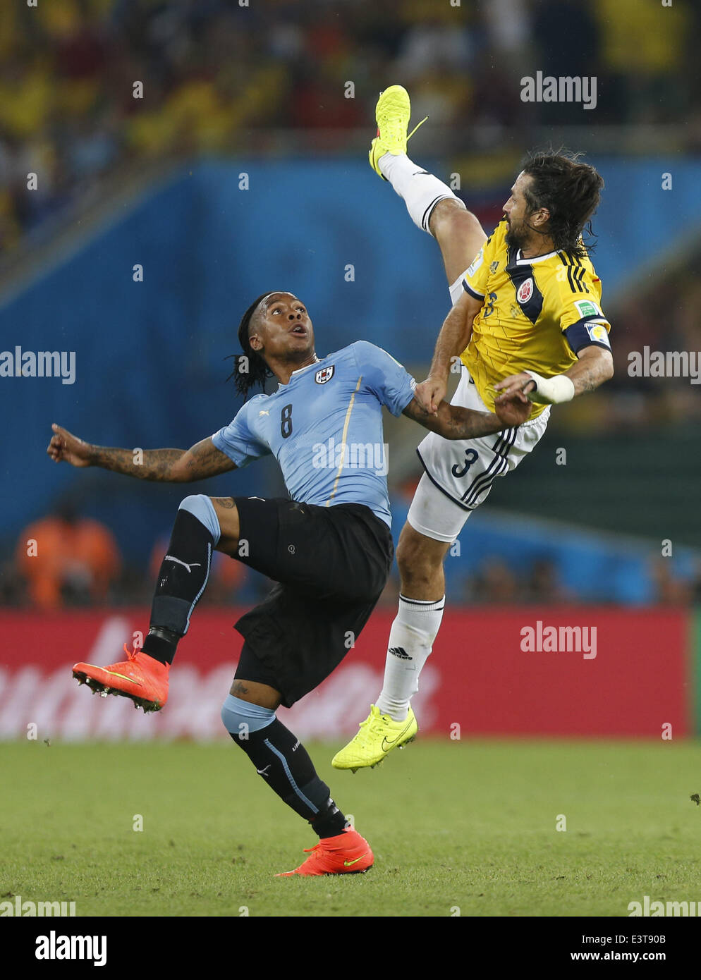 Rio De Janeiro, Brazil. 28th June, 2014. Colombia's Mario Yepes (R) vies with Uruguay's Abel Hernandez during a Round of 16 match between Colombia and Uruguay of 2014 FIFA World Cup at the Estadio do Maracana Stadium in Rio de Janeiro, Brazil, on June 28, 2014. Colombia won 2-0 over Uruguay and qualified for Quarter-finals on Saturday. Credit:  Wang Lili/Xinhua/Alamy Live News Stock Photo
