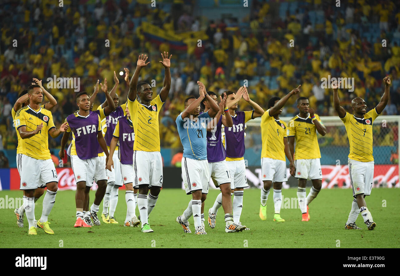 Rio De Janeiro, Brazil. 28th June, 2014. Colombia's players greet the fans after a Round of 16 match between Colombia and Uruguay of 2014 FIFA World Cup at the Estadio do Maracana Stadium in Rio de Janeiro, Brazil, on June 28, 2014. Colombia won 2-0 over Uruguay on Saturday. Credit:  Wang Yuguo/Xinhua/Alamy Live News Stock Photo