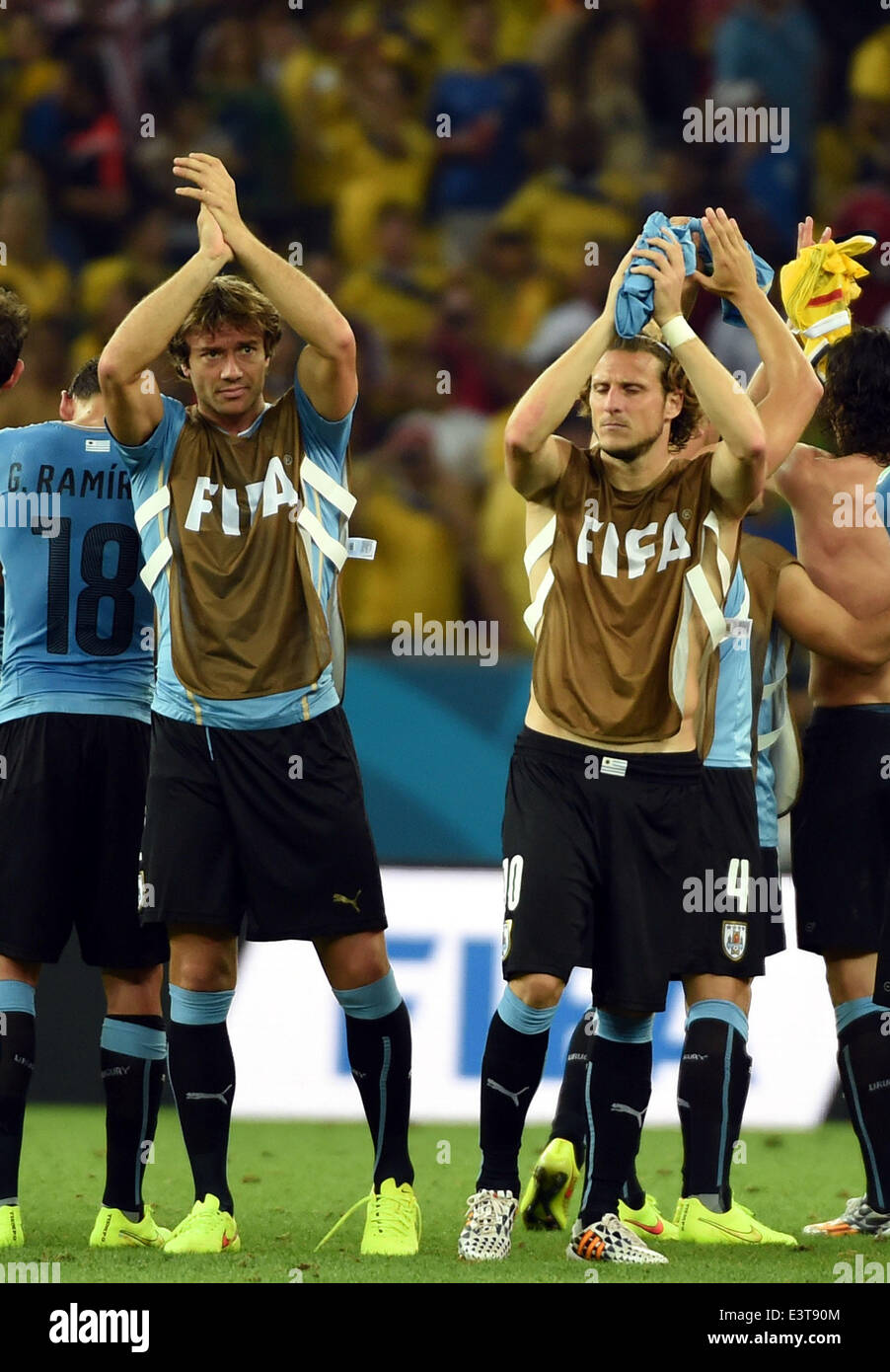 Rio De Janeiro, Brazil. 28th June, 2014. Uruguay's players greet the fans after a Round of 16 match between Colombia and Uruguay of 2014 FIFA World Cup at the Estadio do Maracana Stadium in Rio de Janeiro, Brazil, on June 28, 2014. Colombia won 2-0 over Uruguay on Saturday. Credit:  Wang Yuguo/Xinhua/Alamy Live News Stock Photo