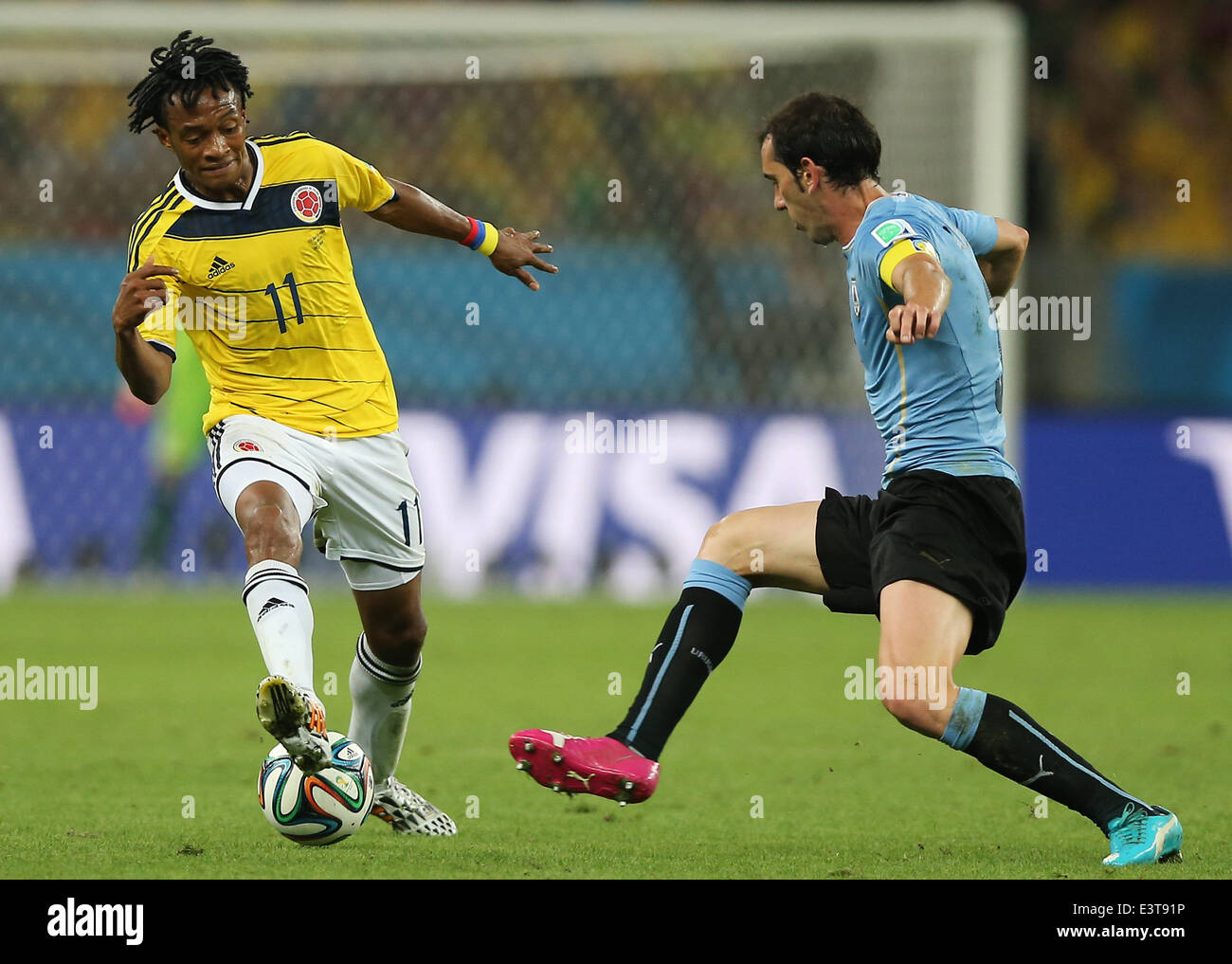 Rio De Janeiro, Brazil. 28th June, 2014. Colombia's Juan Guillermo Cuadrado controls the ball during a Round of 16 match between Colombia and Uruguay of 2014 FIFA World Cup at the Estadio do Maracana Stadium in Rio de Janeiro, Brazil, on June 28, 2014. Colombia won 2-0 over Uruguay on Saturday. Credit:  Xu Zijian/Xinhua/Alamy Live News Stock Photo