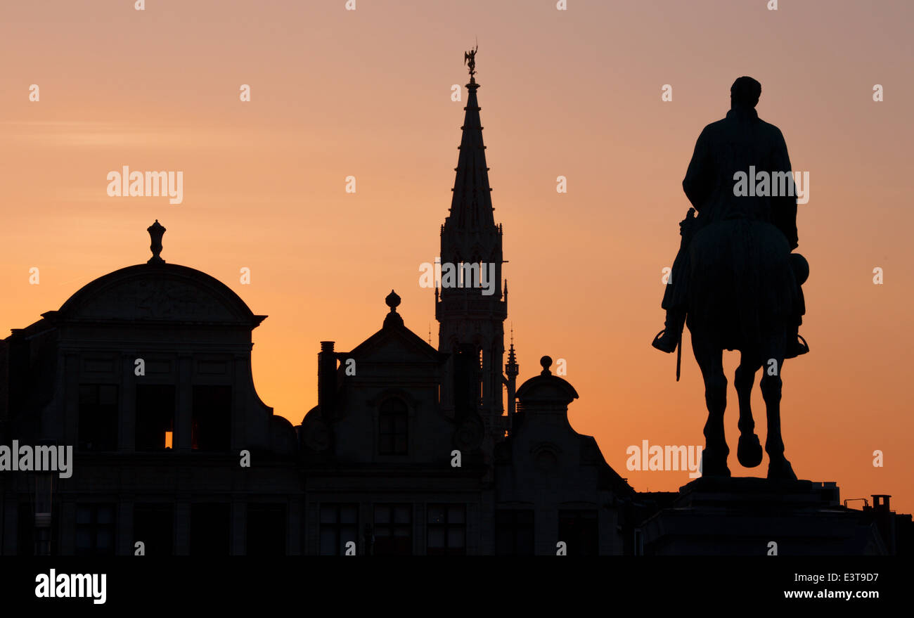 Brussels - Silhouette of king Albert statue and tower of town hall from Monts des Arts in evening Stock Photo